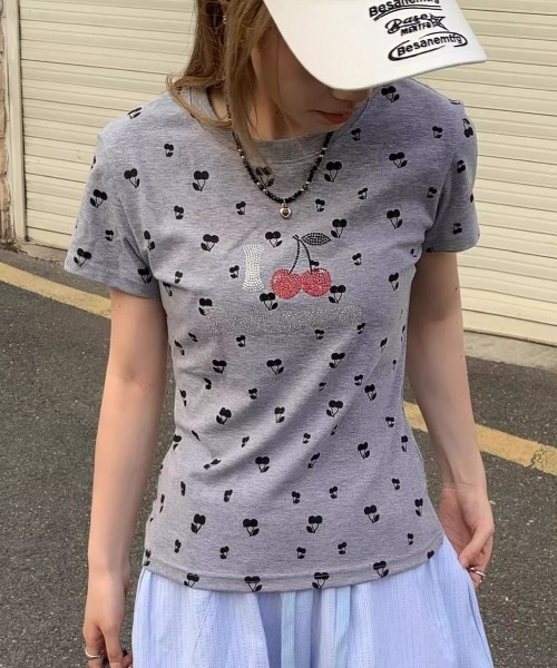 LAC-VERT(ラック・ヴェール)の「チェリー柄ラインストーンロゴT(Tシャツ/カットソー・レディース・ピンク/グレー・FREE)」の3枚目の写真