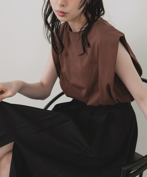 LIAN(リアン)の「【新色追加】ショルダータックトップス(Tシャツ/カットソー・レディース・ブラック/ブラウン/イエロー/オフホワイト・FREE)」の11枚目の写真