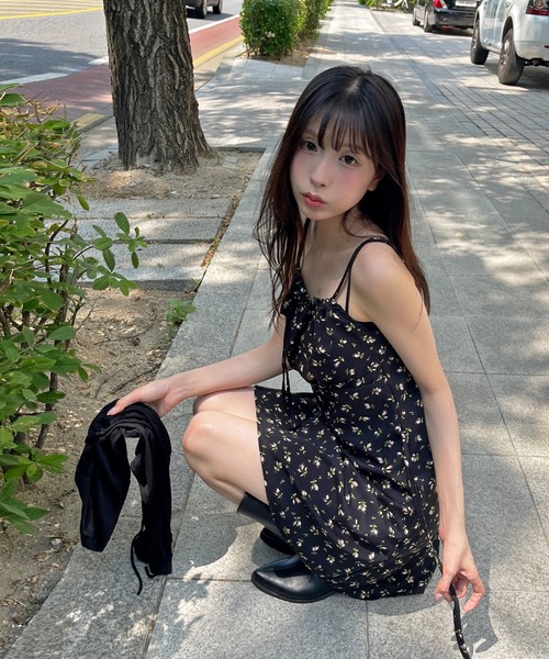 UNE MANSION(ユヌマンション)の「【肩紐調節可能】ラブリー花柄フロントリボンバックストリングレイヤードキャミソールミニワンピース(キャミソール・レディース・アイボリー/ブラック・FREE)」の2枚目の写真