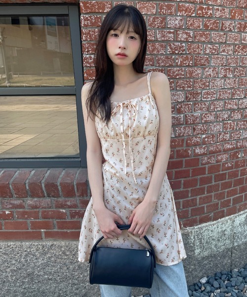 UNE MANSION(ユヌマンション)の「【肩紐調節可能】ラブリー花柄フロントリボンバックストリングレイヤードキャミソールミニワンピース(キャミソール・レディース・アイボリー/ブラック・FREE)」の15枚目の写真