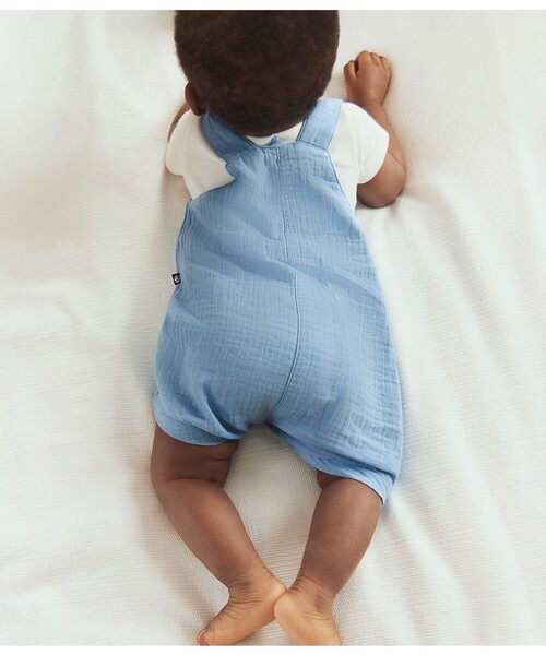 PETIT BATEAU(プチバトー)の「ダブルガーゼショートサロペット(サロペット/オーバーオール・キッズ・ライトブルー・6MONTH/12MONTH/18MONTH)」の6枚目の写真