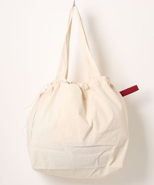 BY THE BAY(バイザベイ)の「【大容量・軽量】"Beach"ロゴ巾着ショルダーバッグ/4色展開 海・旅行 夏カジュアル マザーズバッグにも(ショルダーバッグ・レディース・ベージュ/ネイビー/レッド/アイボリー・FREE)」の7枚目の写真