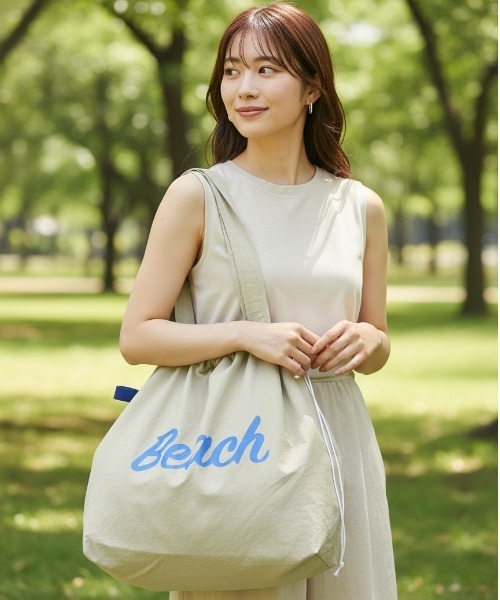 BY THE BAY(バイザベイ)の「【大容量・軽量】"Beach"ロゴ巾着ショルダーバッグ/4色展開 海・旅行 夏カジュアル マザーズバッグにも(ショルダーバッグ・レディース・ベージュ/ネイビー/レッド/アイボリー・FREE)」の1枚目の写真