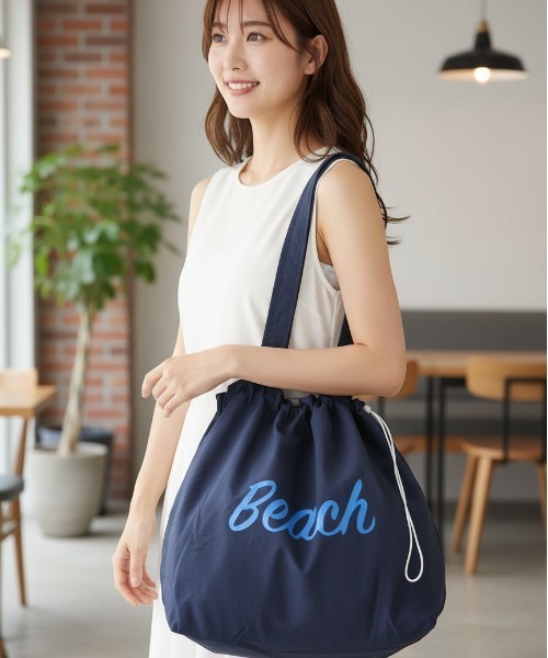 BY THE BAY(バイザベイ)の「【大容量・軽量】"Beach"ロゴ巾着ショルダーバッグ/4色展開 海・旅行 夏カジュアル マザーズバッグにも(ショルダーバッグ・レディース・ベージュ/ネイビー/レッド/アイボリー・FREE)」の3枚目の写真