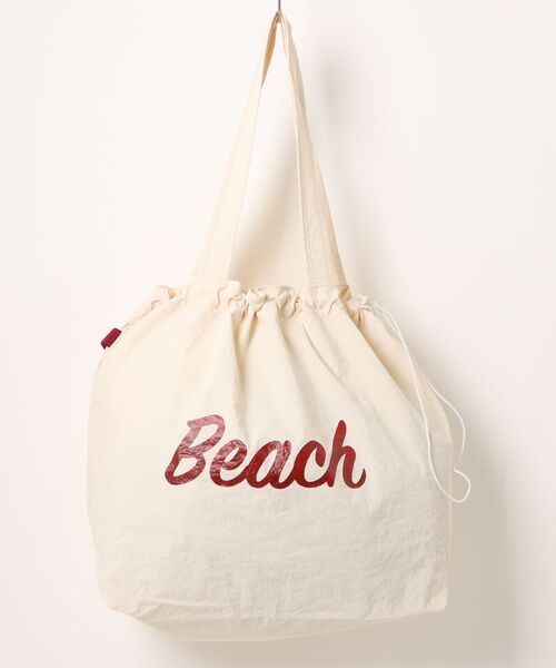 BY THE BAY(バイザベイ)の「【大容量・軽量】"Beach"ロゴ巾着ショルダーバッグ/4色展開 海・旅行 夏カジュアル マザーズバッグにも(ショルダーバッグ・レディース・ベージュ/ネイビー/レッド/アイボリー・FREE)」の6枚目の写真