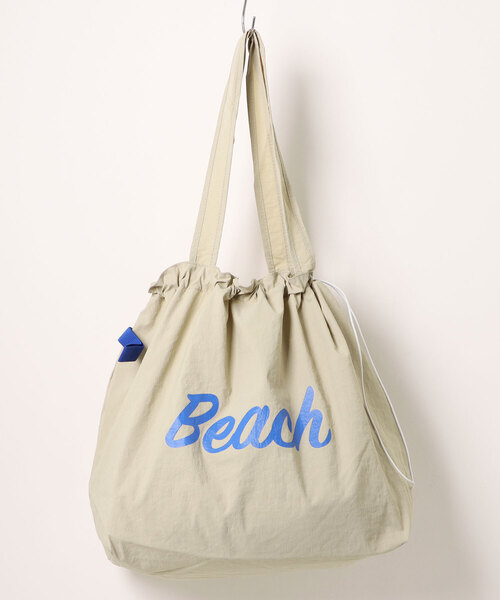 BY THE BAY(バイザベイ)の「【大容量・軽量】"Beach"ロゴ巾着ショルダーバッグ/4色展開 海・旅行 夏カジュアル マザーズバッグにも(ショルダーバッグ・レディース・ベージュ/ネイビー/レッド/アイボリー・FREE)」の5枚目の写真