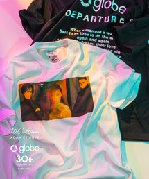 ADAM ET ROPE'（アダムエロペ）の「【globe × 10Culture for ADAM ET ROPE'】DEPARTURES  TEE（Tシャツ/カットソー）」