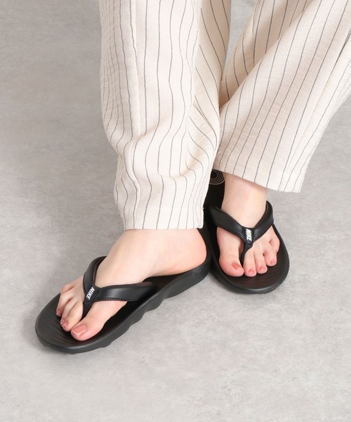 NIKE（ナイキ）の「【NIKE】ナイキウィメンズ MARINA SLIDE SANDAL（サンダル・レディース・ホワイト系/ブラック系・M/L）」の2枚目の写真