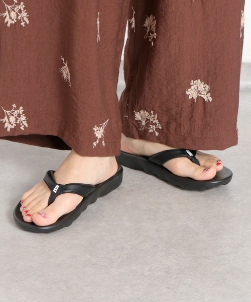 NIKE（ナイキ）の「【NIKE】ナイキウィメンズ MARINA SLIDE SANDAL（サンダル・レディース・ホワイト系/ブラック系・M/L）」の4枚目の写真