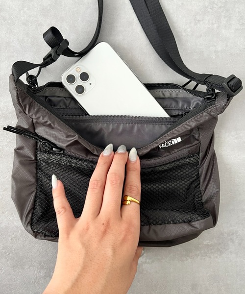 THE NORTH FACE（ザノースフェイス）の「THE NORTH FACE(ザ・ノースフェイス)/2WAY 軽量 ショルダーバッグ ロゴプリント /ULTRA-Z BUCKLE CROSS BAG（ショルダーバッグ・レディース・ホワイト/チャコールグレー/サンドベージュ・FREE）」の10枚目の写真