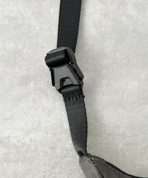 THE NORTH FACE（ザノースフェイス）の「THE NORTH FACE(ザ・ノースフェイス)/2WAY 軽量 ショルダーバッグ ロゴプリント /ULTRA-Z BUCKLE CROSS BAG（ショルダーバッグ・レディース・ホワイト/チャコールグレー/サンドベージュ・FREE）」の11枚目の写真