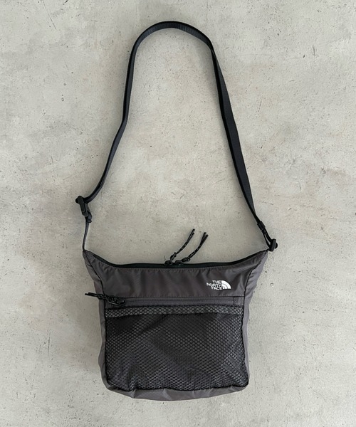 THE NORTH FACE（ザノースフェイス）の「THE NORTH FACE(ザ・ノースフェイス)/2WAY 軽量 ショルダーバッグ ロゴプリント /ULTRA-Z BUCKLE CROSS BAG（ショルダーバッグ・レディース・ホワイト/チャコールグレー/サンドベージュ・FREE）」の13枚目の写真
