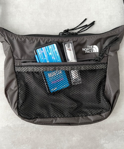 THE NORTH FACE（ザノースフェイス）の「THE NORTH FACE(ザ・ノースフェイス)/2WAY 軽量 ショルダーバッグ ロゴプリント /ULTRA-Z BUCKLE CROSS BAG（ショルダーバッグ・レディース・ホワイト/チャコールグレー/サンドベージュ・FREE）」の8枚目の写真