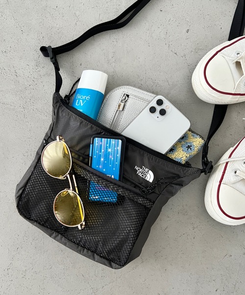 THE NORTH FACE（ザノースフェイス）の「THE NORTH FACE(ザ・ノースフェイス)/2WAY 軽量 ショルダーバッグ ロゴプリント /ULTRA-Z BUCKLE CROSS BAG（ショルダーバッグ・レディース・ホワイト/チャコールグレー/サンドベージュ・FREE）」の6枚目の写真