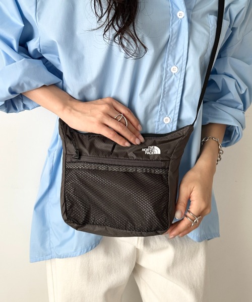 THE NORTH FACE（ザノースフェイス）の「THE NORTH FACE(ザ・ノースフェイス)/2WAY 軽量 ショルダーバッグ ロゴプリント /ULTRA-Z BUCKLE CROSS BAG（ショルダーバッグ・レディース・ホワイト/チャコールグレー/サンドベージュ・FREE）」の4枚目の写真