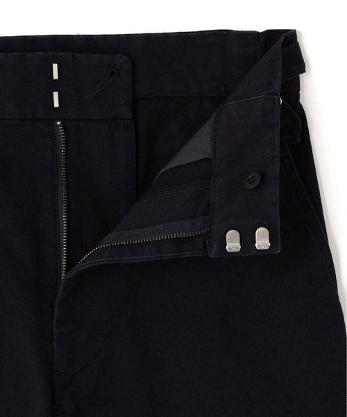Y(ワイ)の「Y / ORGANIC COTTON CHINO ADJUSTER TROUSERS(その他パンツ・メンズ・ネイビー/ホワイト・SMALL)」の13枚目の写真