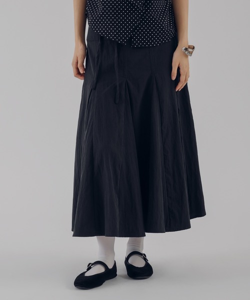 MUHET（ミュエータ）の「side button flare skirt / サイドボタンフレアスカート（スカート・レディース・チャコールグレー/ネイビー/オフホワイト・LARGE/MEDIUM）」の3枚目の写真