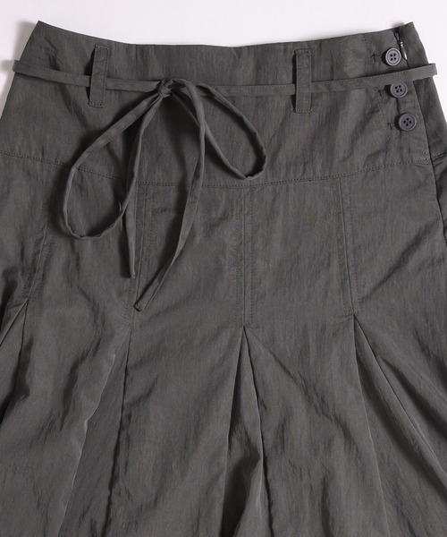 MUHET（ミュエータ）の「side button flare skirt / サイドボタンフレアスカート（スカート・レディース・チャコールグレー/ネイビー/オフホワイト・LARGE/MEDIUM）」の17枚目の写真