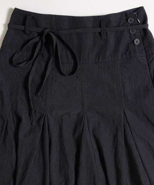 MUHET（ミュエータ）の「side button flare skirt / サイドボタンフレアスカート（スカート・レディース・チャコールグレー/ネイビー/オフホワイト・LARGE/MEDIUM）」の11枚目の写真