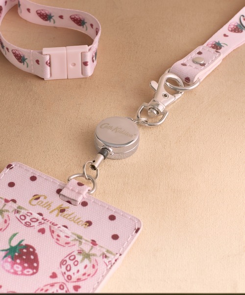 Cath Kidston(キャスキッドソン)の「ランヤード Strawberry Check(パスケース・レディース・ピンク・FREE)」の2枚目の写真