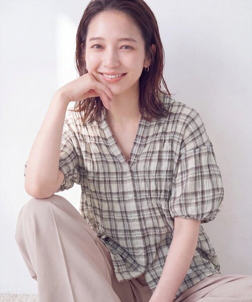 natural couture（ナチュラルクチュール）の「シャーリングデザインチェックブラウス（シャツ/ブラウス・レディース・チャコールグレー/ブラック/オフホワイト/ブルー・FREE）」の2枚目の写真