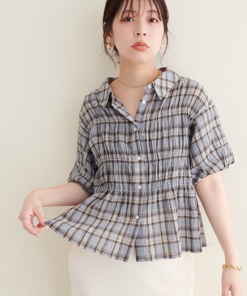 natural couture（ナチュラルクチュール）の「シャーリングデザインチェックブラウス（シャツ/ブラウス・レディース・チャコールグレー/ブラック/オフホワイト/ブルー・FREE）」の4枚目の写真