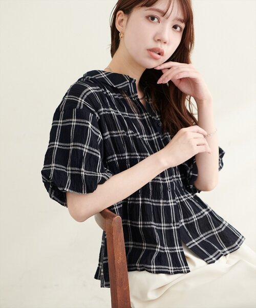 natural couture（ナチュラルクチュール）の「シャーリングデザインチェックブラウス（シャツ/ブラウス・レディース・チャコールグレー/ブラック/オフホワイト/ブルー・FREE）」の3枚目の写真