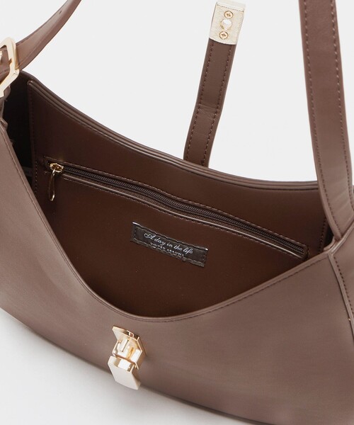A DAY IN THE LIFE UNITED ARROWS(アデイインザライフユナイテッドアローズ)の「レザーライク ラウンドショルダーバッグ<A DAY IN THE LIFE>(ショルダーバッグ・レディース・ダークブラウン/ナチュラル/ブラック・FREE)」の11枚目の写真