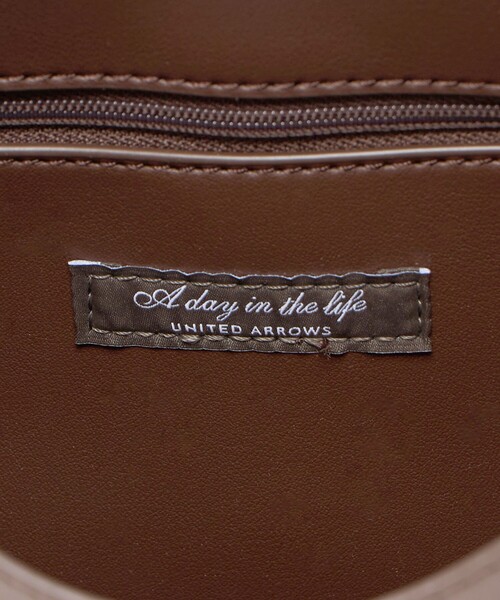 A DAY IN THE LIFE UNITED ARROWS(アデイインザライフユナイテッドアローズ)の「レザーライク ラウンドショルダーバッグ<A DAY IN THE LIFE>(ショルダーバッグ・レディース・ダークブラウン/ナチュラル/ブラック・FREE)」の12枚目の写真