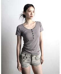 メタルトライクリップスヘンリーネックTシャツチャコール