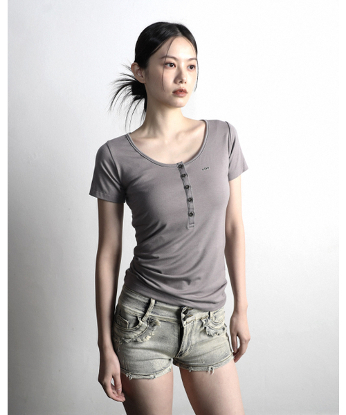 MAGORENSEOUL(マゴレンソウル)の「メタルトライクリップスヘンリーネックTシャツチャコール(Tシャツ/カットソー・レディース・その他・FREE)」の1枚目の写真