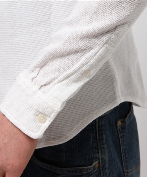 Denime（ドゥニーム）の「ワッフルレギュラーシャツ（シャツ/ブラウス・メンズ・ホワイト/アイボリー/ネイビー・LARGE/MEDIUM/X-LARGE）」の7枚目の写真