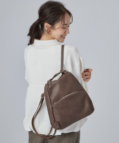 SHOO・LA・RUE（シューラルー）の「【2WAY】ショルダーにもなるリュック（バックパック/リュック・レディース・ブラック/ライトベージュ/ダークブラウン・00）」の2枚目の写真