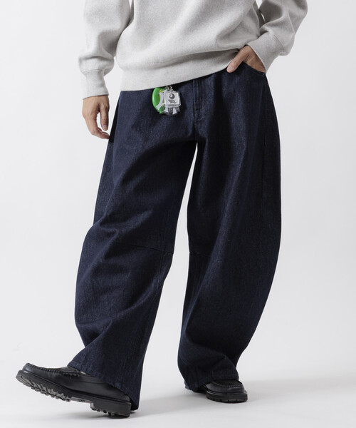 FREAK'S STORE(フリークスストア)の「ワイドシルエット カーブデニムパンツ ワンウォッシュ(デニムパンツ・メンズ・ライトグレー/ブルー/ネイビー/ブラック・MEDIUM/SMALL/LARGE)」の3枚目の写真