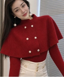 【華やかな金ボタンが目を惹く!レイヤード風デザインで上品に仕上がるケープニット】
