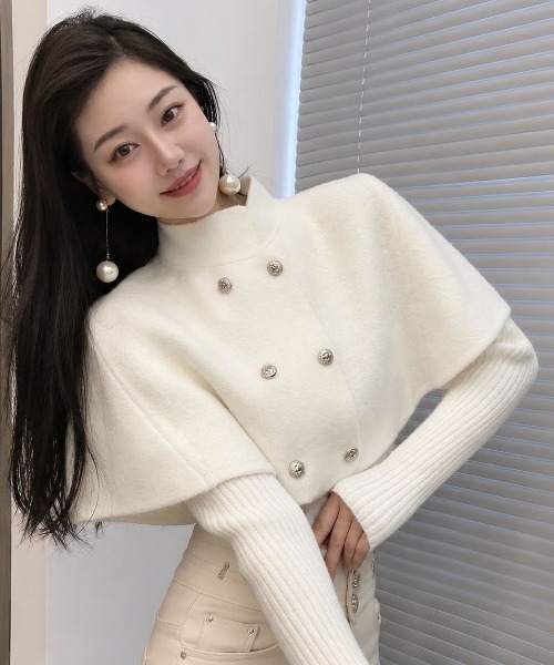 Lips(リップス)の「【華やかな金ボタンが目を惹く!レイヤード風デザインで上品に仕上がるケープニット】(ニット/セーター・レディース・グレー/ホワイト/ブラック/レッド・FREE)」の2枚目の写真