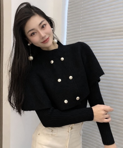 Lips(リップス)の「【華やかな金ボタンが目を惹く!レイヤード風デザインで上品に仕上がるケープニット】(ニット/セーター・レディース・グレー/ホワイト/ブラック/レッド・FREE)」の3枚目の写真