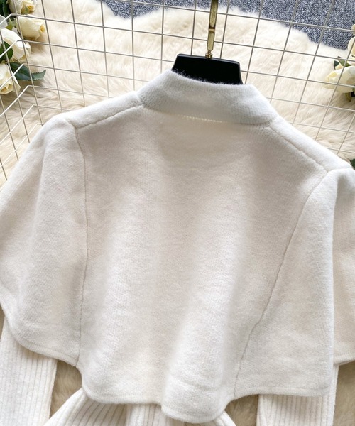 Lips(リップス)の「【華やかな金ボタンが目を惹く!レイヤード風デザインで上品に仕上がるケープニット】(ニット/セーター・レディース・グレー/ホワイト/ブラック/レッド・FREE)」の22枚目の写真