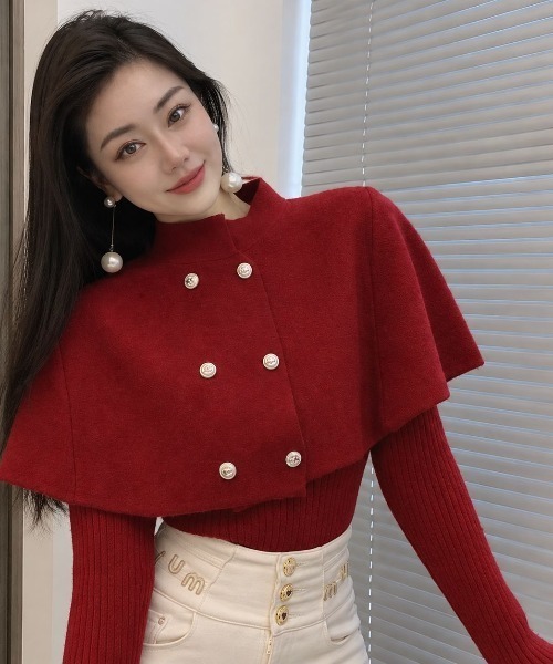 Lips(リップス)の「【華やかな金ボタンが目を惹く!レイヤード風デザインで上品に仕上がるケープニット】(ニット/セーター・レディース・グレー/ホワイト/ブラック/レッド・FREE)」の8枚目の写真