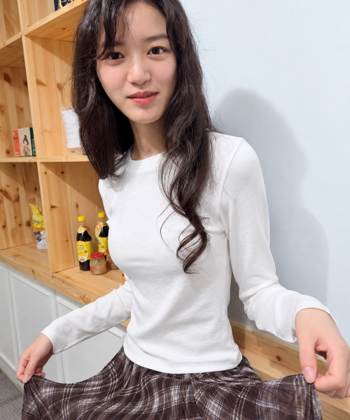 REBRENNER(リブレンナー)の「50 ムード スリムフィット クロップドロングスリーブ ブラウン(Tシャツ/カットソー・レディース・その他・FREE)」の12枚目の写真