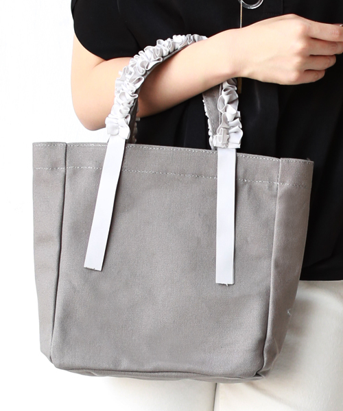 REAL CUBE(リアルキューブ)の「グログランリボンフリルハンドルトートバッグ【Sサイズ】(トートバッグ・レディース・ネイビー/マスタード/オフホワイト/グレー/ブラック/カーキ・S)」の4枚目の写真