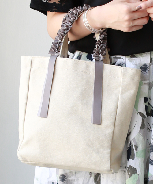 REAL CUBE(リアルキューブ)の「グログランリボンフリルハンドルトートバッグ【Sサイズ】(トートバッグ・レディース・ネイビー/マスタード/オフホワイト/グレー/ブラック/カーキ・S)」の2枚目の写真