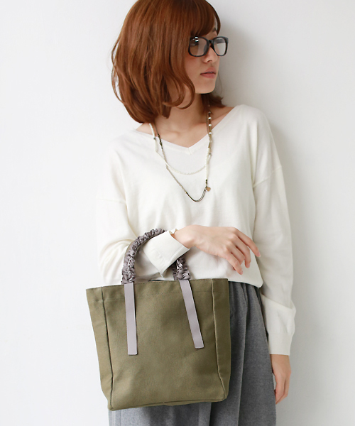 REAL CUBE(リアルキューブ)の「グログランリボンフリルハンドルトートバッグ【Sサイズ】(トートバッグ・レディース・ネイビー/マスタード/オフホワイト/グレー/ブラック/カーキ・S)」の15枚目の写真