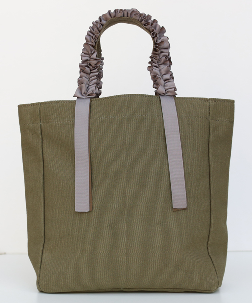 REAL CUBE(リアルキューブ)の「グログランリボンフリルハンドルトートバッグ【Sサイズ】(トートバッグ・レディース・ネイビー/マスタード/オフホワイト/グレー/ブラック/カーキ・S)」の7枚目の写真
