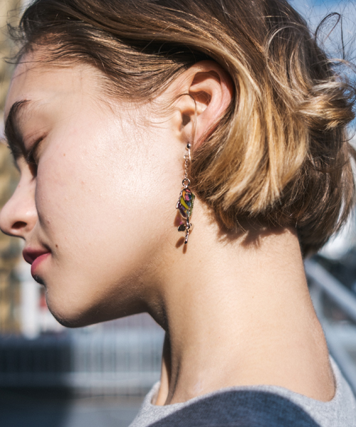 rehacer(レアセル)の「rehacer : Stained glass Rose Earrings Made in Japan / ステンドグラス ローズ イヤリング メイドインジャパン(イヤリング・レディース・シルバー/ゴールド・FREE)」の6枚目の写真