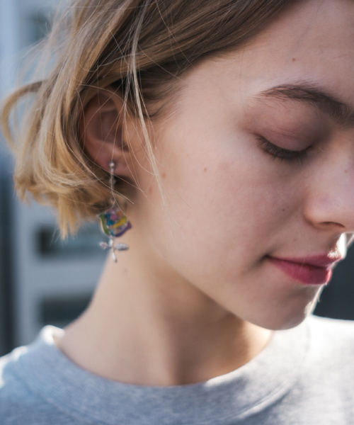 rehacer(レアセル)の「rehacer : Stained glass Rose Earrings Made in Japan / ステンドグラス ローズ イヤリング メイドインジャパン(イヤリング・レディース・シルバー/ゴールド・FREE)」の3枚目の写真