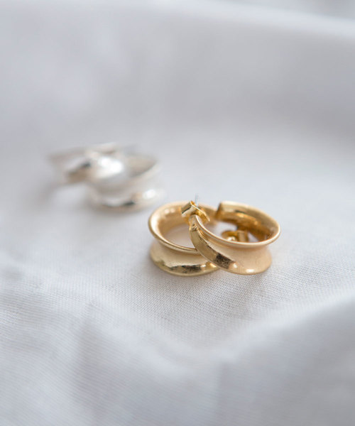 marjour（マージュール）の「WIDE HOOP PIERCE（ピアス（両耳用）・レディース・シルバー/ゴールド・FREE）」の2枚目の写真