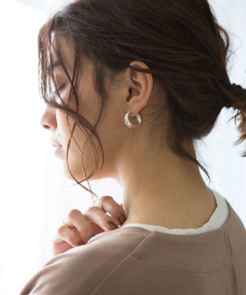 marjour（マージュール）の「WIDE HOOP PIERCE（ピアス（両耳用）・レディース・シルバー/ゴールド・FREE）」の6枚目の写真