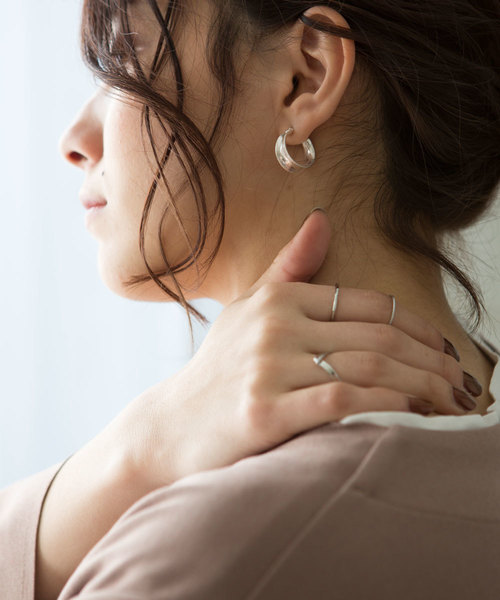 marjour（マージュール）の「WIDE HOOP PIERCE（ピアス（両耳用）・レディース・シルバー/ゴールド・FREE）」の4枚目の写真