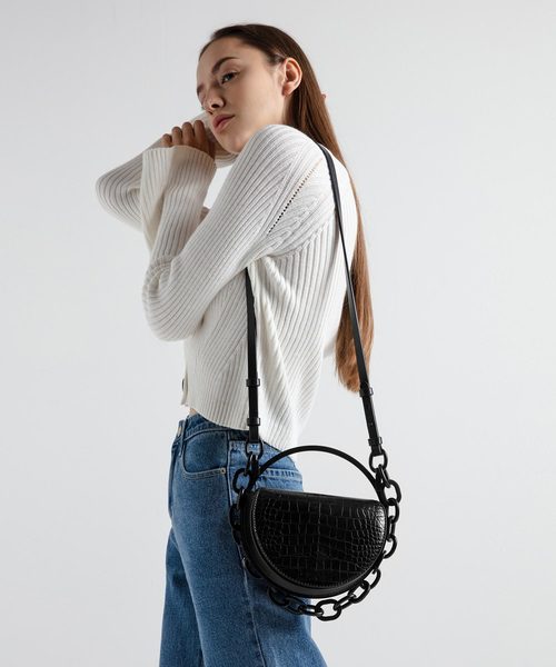 CHARLES & KEITH（チャールズ & キース）の「クロックエフェクト サーキュラーバッグ / Croc-Effect Circular Bag（クラッチバッグ・レディース・ブラック/イエロー/マルチ/タン・S）」の5枚目の写真
